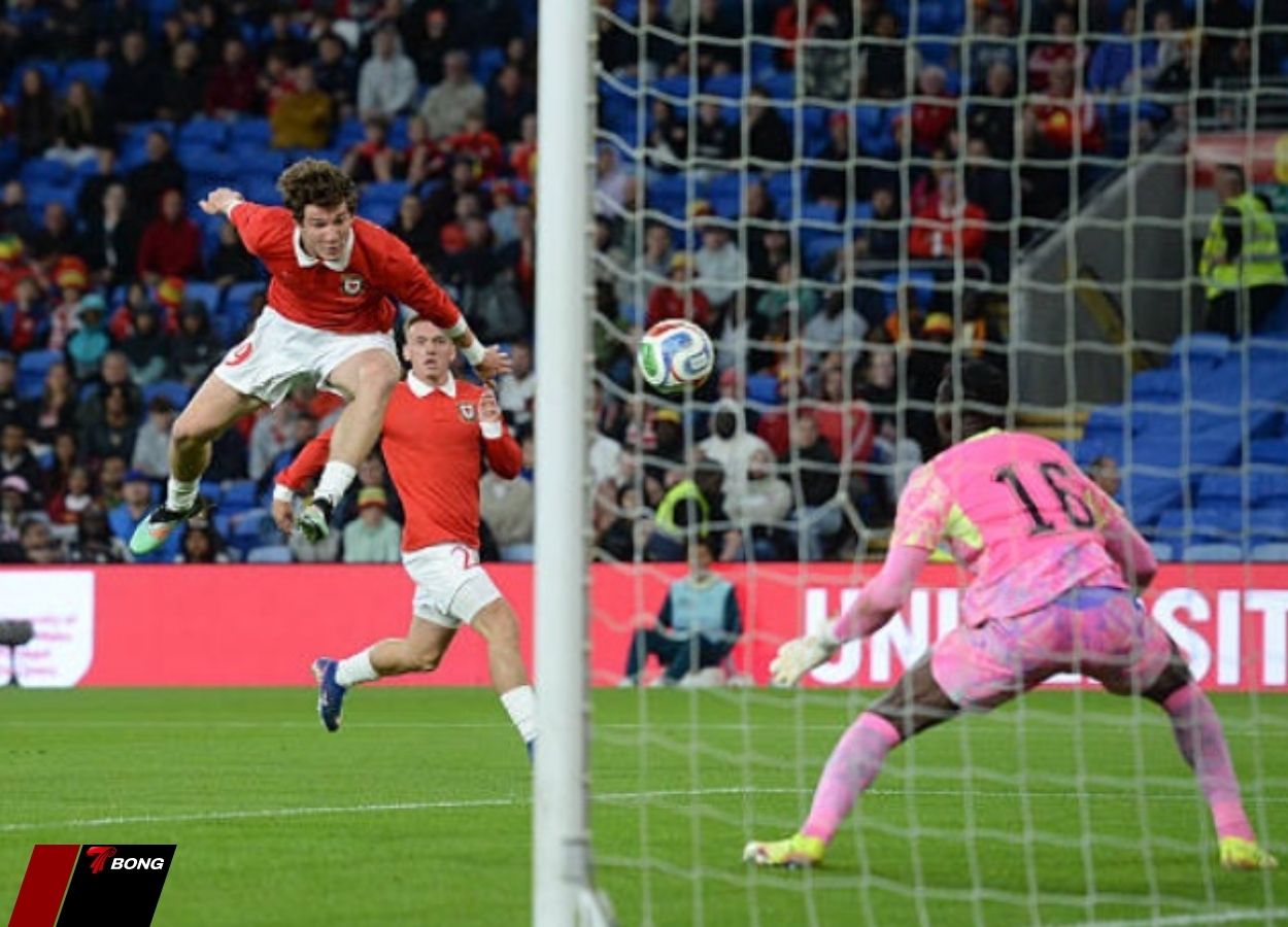 Đánh đầu phút bù giờ gỡ hòa 1-1 tại Cardiff